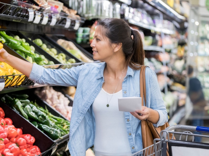 A women shopping for vegetables at the grocery store.
